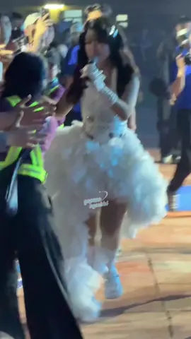 Chi Xê thân thiện bắt tay fan tại Gala Văn Hiến #gapsaongoaidoi #vhu #vanhienuniversity #chixe 