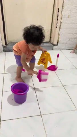 Krn suka gangguin mama nya nyapu, jd kita beliin dia sapu sendiri.. hehe 😁 #baby #toddler 