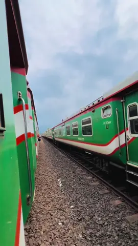 #traintravel দুটি ট্রেনের গন্তব্য ঠিক বিপরীতমুখী কেউ ছুটে চলেছে বাড়ির টানে কেউ চলেছে বাড়ির মায়া ত্যাগ করে। #trainvideo #railway #train #weather 