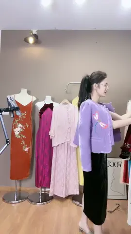 Váy nhung The Cẩm Tú Cầu Hồng thêu tay mềm mại, hoa thêu tay tỉ mỉ. Đủ size S, M, L, số lượng có hạn!