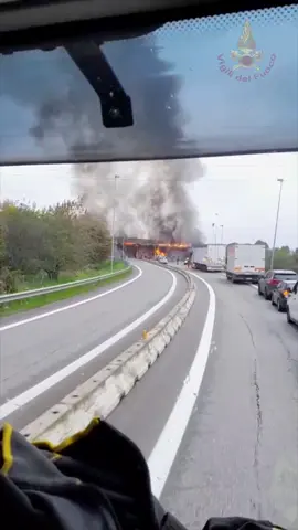 In fiamme casello autostradale su A21, 4 squadre di #vigilidelfuoco in azione dal primo pomeriggio  #lidoveserve #firefighter #Brescia 