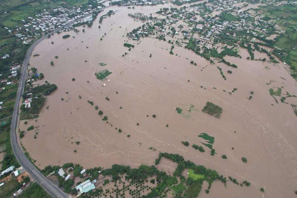 Trận lũ lịch sử Lâm Đồng( Bình Thuận cũ) Ăn cái lấy sức chạy lũ
