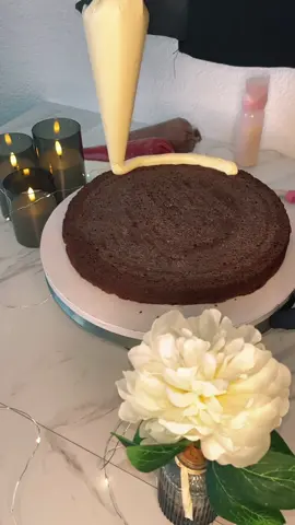 Saftige Schokoladenböden, gefüllt mit einer himmlischen Schoko-Bueno-Creme, zarter weißer Schokocreme und fruchtigem Erdbeercurd 🍓🤎 Umhüllt von einer cremig-süßen Milchmädchen-Buttercreme – perfekt abgestimmt und super stabil. Ein kleiner Tortentraum, der auf der Zunge zergeht! 🎂✨ #cakedecorating #torten #viral #foryoupage❤️❤️ 