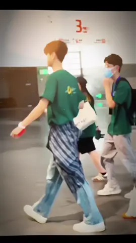 Bị mê outfit lúc đi khai máy phim ấy 🫢 #dienhuninh #tianxuning #viral #xuhuongtiktok 