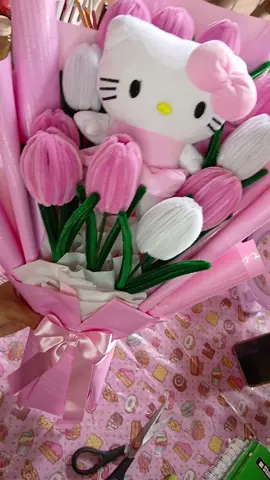 ramo de tulipanes de limpiapipas y un peluche de hello kitty #ramodehellokitty😻💘 #detallespersonalizados #paratiiiiiiiiiiiiiiiiiiiiiiiiiiiiiii 