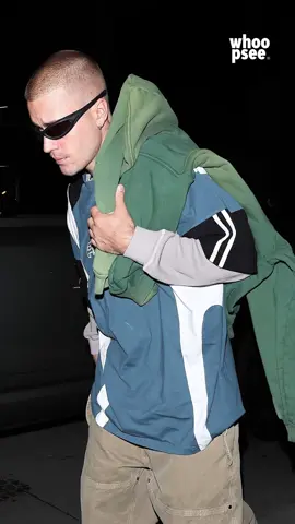 Sport, musica e famiglia: i tre pilastri su cui poggia oggi la vita di Justin Bieber. Non semplici passioni, ma autentici punti di riferimento per il cantante canadese, che oggi più che mai appare ancorato a queste certezze quotidiane. Che si tratti di assistere a una partita di baseball o di giocare a basket in prima persona, Justin si è mostrato negli ultimi tempi particolarmente entusiasta delle sue passioni sportive, con la moglie Hailey sempre al suo fianco a sostenerlo. Altra costante irrinunciabile: il suo inconfondibile stile oversize, che lo accompagna in ogni apparizione pubblica. Non sorprende che sia stato proprio questo il mood scelto da Bieber durante un recente avvistamento a Beverly Hills. Layering rilassato con felpa con cappuccio, tee oversize di Martine Rose, cargo pants, sneakers rosa e gli immancabili occhiali da sole. [📷 BACKGRID / IPA] #whoopsee #justinbieber 