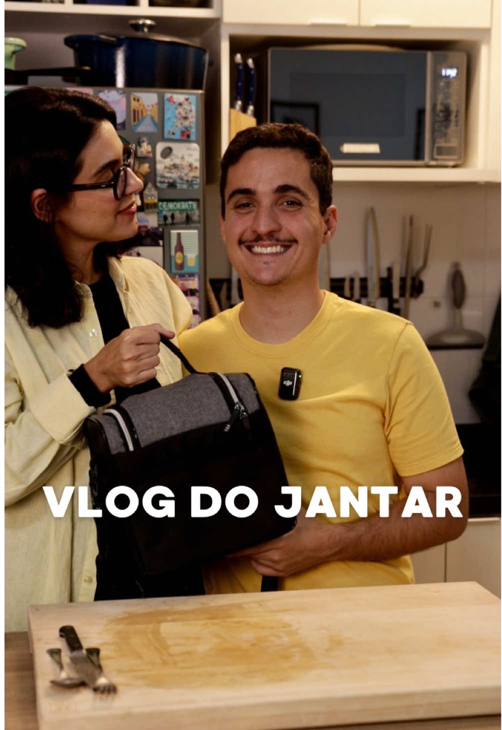 pov: você veio jantar com a gente Dessa vez a Lu me pediu um sanduíche para levar pro trabalho e eu usei a sobrecoxa da @Sadia Bio Fácil que já vêm temperadas e podem ir congeladas para o forno, super práticas! Receita: Sobrecoxa Sadia Bio Fácil Pão Ciabatta Alface Tomate Presunto tipo parma Sadia Cebola roxa Molho: Maionese Mostarda Salsinha 1 dente de alho ralado Sal e pimenta do reino conteúdo patrocinado #Vlog #casal #receitas