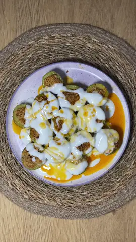 Katıklı dolma tarifi. ✨ Tarifi kaydetmeyi unutmayın.👆🏻 Malzemeler: 4 adet kabak 2 su bardağı yoğurt 2 diş sarımsak Yarım çay kaşığı tuz Üzeri için: 1,5 yemek kaşığı tereyağı 1 çay kaşığı toz biber İç harç: 250 gram kıyma 1 su bardağı köftelik bulgur 1 adet rendelenmiş soğan 1 yemek kaşığı salça 1 çay kaşığı karabiber 1 çay kaşığı toz biber 1 çay kaşığı pul biber 1 tatlı kaşığı tuz Yarım su bardağı sıvı yağ #katıklıdolma #dolmatarifi #pratiktarifler #yöresel 