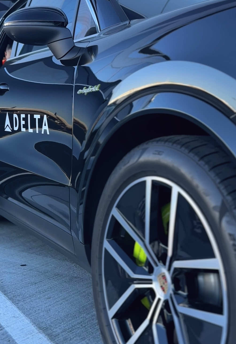 Porsche service with @delta 😏✈️ #DeltaAirLines #Porsche #LAX #LuxuryTravel #Avgeek