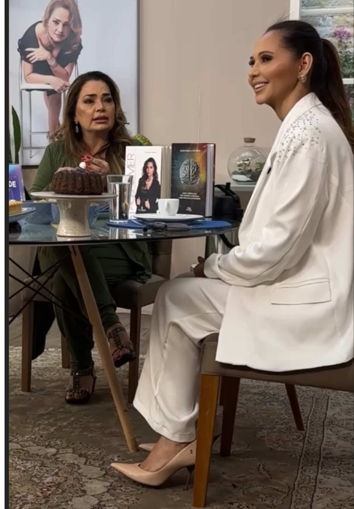 🧠 Por que o Alzheimer leva até 20 anos para ser diagnosticado? O Alzheimer não começa quando a pessoa esquece — começa muito antes. Durante duas décadas, o cérebro passa por alterações microscópicas, invisíveis em exames comuns e sem sintomas evidentes. 	1.	Fase pré-clínica (10 a 20 anos antes dos sintomas): Nessa etapa silenciosa, começam a se acumular proteínas tóxicas — a beta-amiloide e a tau — que prejudicam a comunicação entre os neurônios. Apesar do dano neuronal, o cérebro utiliza sua reserva cognitiva (capacidade de compensar perdas) para manter a pessoa funcional. 	2.	Fase prodrômica (5 a 10 anos antes): Pequenas falhas de memória aparecem, mas ainda são confundidas com o envelhecimento normal. O cérebro já perdeu bilhões de sinapses, mas a pessoa consegue esconder bem os lapsos. 	3.	Fase clínica: Só quando as lesões atingem áreas maiores — especialmente o hipocampo (região da memória) — é que os sinais tornam-se claros. Nesse ponto, cerca de 60% dos neurônios afetados já morreram, e o diagnóstico é finalmente feito. ⸻ 📍 Em resumo: O Alzheimer é como uma chama que arde lentamente. Quando o esquecimento se torna visível, o fogo já consumiu boa parte do cérebro. Por isso, a prevenção e o rastreio precoce são fundamentais — especialmente em mulheres, que têm maior risco biológico e hormonal para a doença.