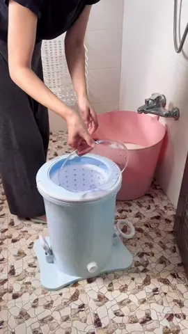 máy vắt quần áo tiện quá #xuhuong #giatquanao #giatquanaochoembe #maygiat #mayvatquanao 