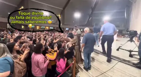 Toque divino ou falta de equilíbrio? Jamais saberemos 😇😂 (Esse perfil, não é do frei, sou seguidora que Ama ele somente isso  #freigilson #friends #fy  #freigilson #fy 