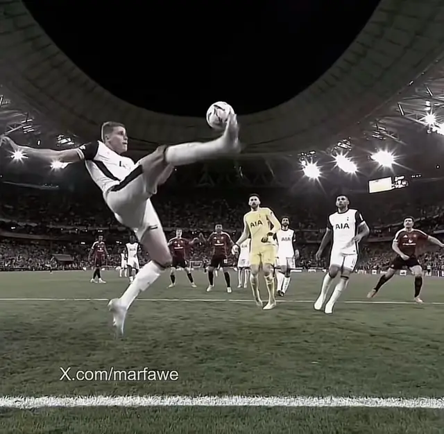 لحظة صغيرة كانت كفيلة أن تكتب التاريخ، لكنها ابتسمت للحظ ليس لنا كم مرة اقتربنا من الفرح، ثم سحب القدر الكرة من الشباك قبل أن تلامسها يا لها من لحظة... بين أن تكون بطلاً أو ذكرى حزينة لا تُنسى ماذا لو سجلنا؟ ماذا لو فزنا؟ ربما كان اليوم مختلفاً، ربما كنا نحن من نُكتب في صفحات المجد ضاعت أسهل نسخة من دوري الأوربي ... وضاع معها نبض الملايين، كان الفرح على بعد خطوة، خطوة واحدة فقط لكن القدر اختار أن يجعلها ذكرى مؤلمة لا تُنسى