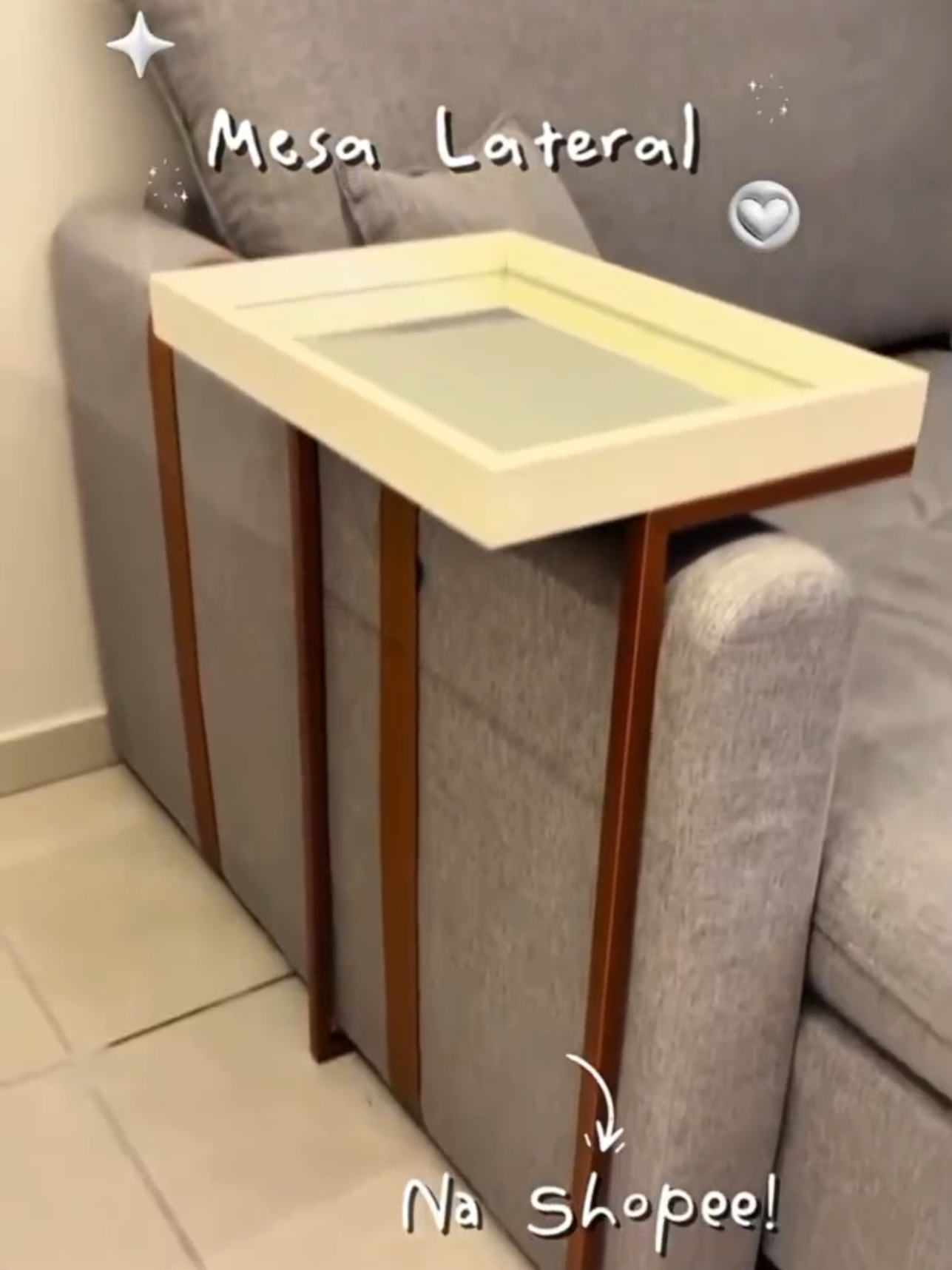Quem disse que praticidade não pode ser elegante? 💅 Essa mesa lateral espelhada é o detalhe que faltava pra deixar sua sala com cara de revista! 🪞✨ Funcional, moderna e perfeita pra apoiar o que quiser — de um café a uma taça de vinho ☕🍷 Deixei o link nos comentários, o TikTok não deixa clicar direto, então é só copiar o comentário, colar no WhatsApp e pronto — o link fica clicável! 🔗✨ O vídeo com o passo a passo está fixado no meu perfil e nesse vídeo também.  @Decoraflix #fyppppppppppppppppppppppp #shopee #achadinhos #acheinashopee #casaedecoracao 