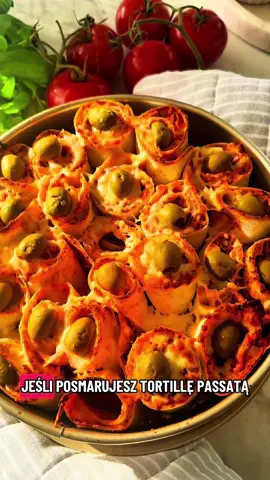✨TORTILLOWA PIZZA✨ - przekąska na imprezę, która jest HITEM 🎉 ✅ Zapisz przepis koniecznie, żeby nie zgubić i obserwuj mnie po więcej imprezowych przekąsek 🤎 Składniki : ▪️6 placków tortilli ▪️passata pomidorowa  ▪️tarty ser mozzarella  ▪️przyprawa do pizzy  ▪️szynka ▪️oliwa do wysmarowania tortownicy ▪️opcjonalnie oliwki do dekoracji Jak zrobić ? Tortillę wysmaruj passatą, dodaj ulubione przyprawy, tarty ser i szynkę. Zawiń placki w rulon. Pokrój każdy na 4 równe kawałki. Tortownicę wysmaruj oliwą z oliwek , ułóż rulony z tortilli i posyp tartym serem . Możesz udekorować np. oliwkami. Piecz w piekarniku nagrzanym do 180 stopni. Smacznego 😋  #pizzatortilla #tortilla #pizzarolls #przekaska #imprezowaprzekaska