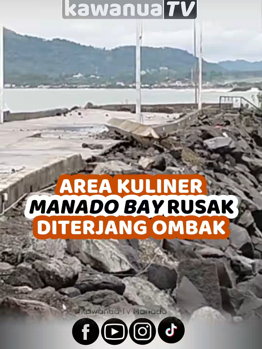 Lokasi yang biasanya ramai pengunjung kini porak-poranda akibat hantaman ombak