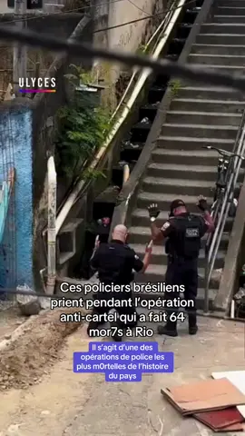 Crédit : @Junior Fleming // 🇧🇷 Des policiers brésiliens prient ensemble avant de rejoindre une opération anti-cartel à Rio de Janeiro, une opération qui a fait 64 mor7s selon les autorités, l’une des plus m0rtelles de l’histoire de Rio. Source : Diario Online