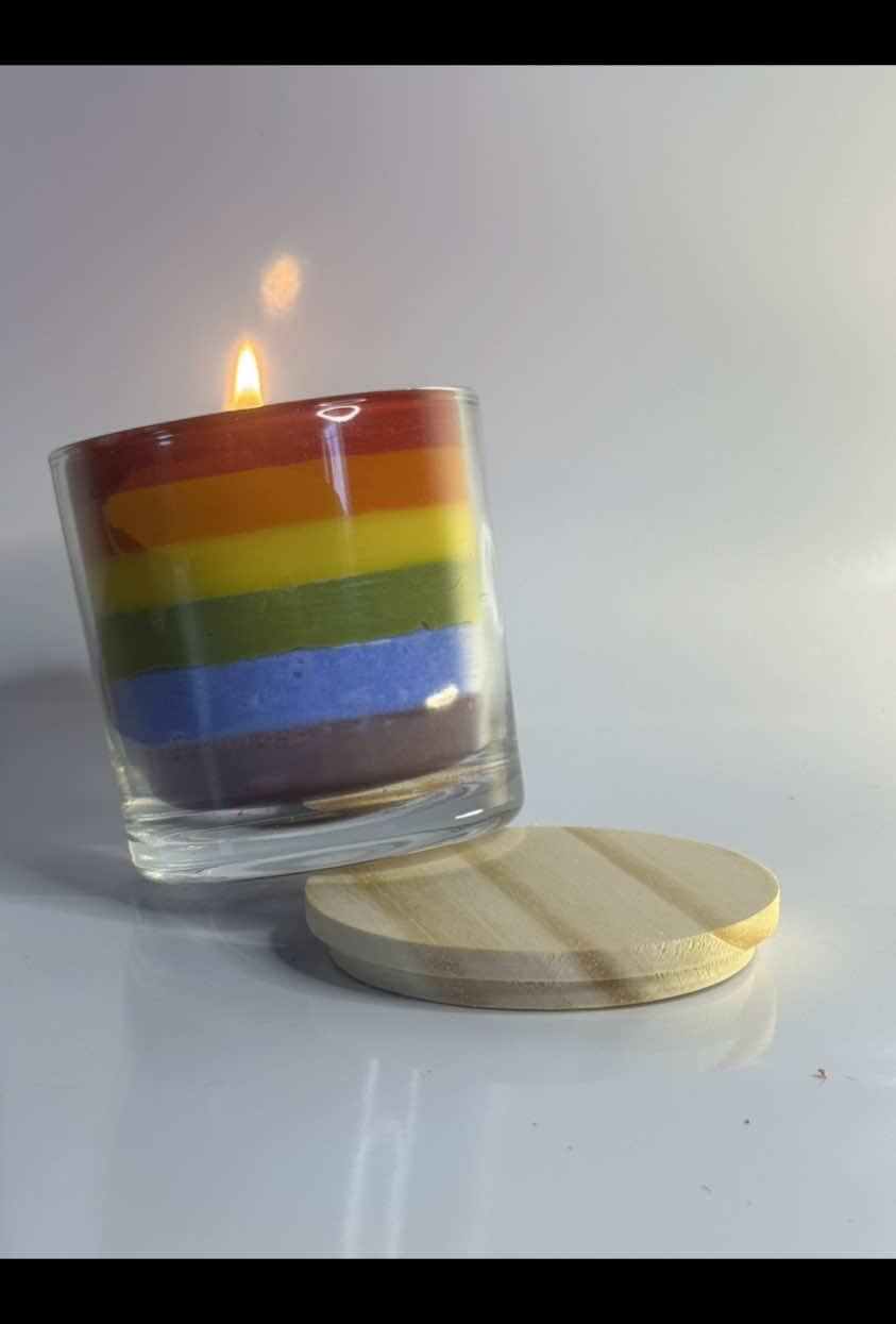 A alegria das cores e o aconchego da luz — conheça nossa vela Rainbow. 🌈✨.  #velasaromaticas #velasdecorativas #candlemaking #homedecor #rainbow 