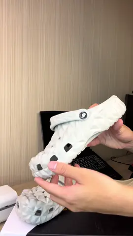 Dép sục Tipono – thiết kế nửa kín nửa hở, đi đâu cũng tiện! 👟 Form ôm chân chắc, mang êm như giày thể thao ☁️ Đế EVA siêu nhẹ, chống trơn trượt cực tốt 💨 Thoáng khí, không hầm chân – đi cả ngày vẫn dễ chịu Một đôi vừa đi học, đi làm, đi chơi đều ổn áp – mang là nghiện luôn! #depsuc #tipono #depnam #depeva #menstyle     