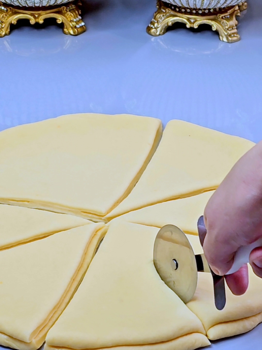 рецепт 1 : БУЛОЧКИ БАНТИКИ 1. ТЕПЛОЕ МОЛОКО- 200 МЛ 2. ТЕПЛАЯ ВОДА -100 ГР 3. РАСТИТ.МАСЛО - 60 ГР 4. РАСТОПЛЕННОЕ СЛ.МАСЛО - 40 ГР 5. САХАР - 3 СТ.ЛОЖКИ(80 ГР) 6. ДРОЖЖИ - 1 СТ.ЛОЖКА 7. МУКА  650 ГР- 700 ГР 8. СОЛЬ 9. ЯЙЦО-1 ШТ ДЛЯ СМАЗЫВАНИЕ СЛ.МАСЛО - 20 ГР САХАР МАК. рецепт 2 : 1. ЯЙЦА -2  ШТ 2. СОЛЬ  3. САХАР - 60 ГР 4. РАСТ.МАСЛО - 30 МЛ 4. СЛИВ.МАСЛО - 30 ГР 5. МОЛОКО - 200 МЛ 7. ДРОЖЖИ -7 ГР 8. МУКА - 450-500 ГР 9. КРАХМАЛ - 2 СТ.ЛОЖКИ ВЫПЕКАЕМ ПРИ 180С 25 МИНУТ ПРИЯТНОГО АППЕТИТА!! рецепт 3 : 1. ЯЙЦО - 1 ШТ 2. ЩЕПОТКА СОЛИ 3. САХАР - 120 ГР 4. ГОРЯЧЕЕ МОЛОКО - 250 МЛ 5. РАЗМЯГЧЕННОЕ СЛ.МАСЛО - 80 ГР 6. МУКА -550 ГР 7. ДРОЖЖИ-7 ГР