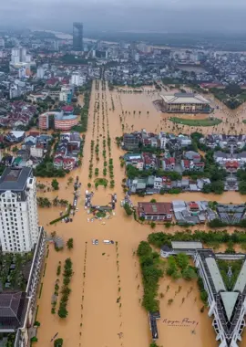 TP. HUẾ, TP. ĐÀ NẴNG TIẾP TỤC NGẬP LỤT SÂU DO LŨ VẪN Ở MỨC RẤT CAO 30.10.2025 Cập nhật diễn biến lũ ở các tỉnh thành:  +TP. Đà Nẵng: Trên sông Thu Bồn tại trạm Câu Lâu sáng sớm nay lũ dao động quanh mức đỉnh, lúc 2h là 5,62m cao hơn báo động 3 khoảng 1,62m vượt mức lũ lịch sử năm 1964 (mức lịch sử 5,48m). Dự báo mực nước lũ cao trên mức lũ lịch sử sẽ còn duy trì đến chiều nay. Trên sông Vu Gia tại Ái Nghĩa lũ đã đạt đỉnh và đang xuống chậm, dự báo đến chiều nay vẫn trên báo động 3 khoảng 60cm Tình trạng ngập lụt sâu tiếp diễn ở 27 phường, xã ở thành phố Đà Nẵng và kéo dài 2-4 ngày tới + TP. Huế: Lũ trên sông Hương và sông Bồ đều đã đạt đỉnh, đang xuống dần. Trên sông Hương tại trạm Kim Long dự báo đến chiều nay vẫn cao trên báo động 3 khoảng 65cm, sông Bồ tại trạm Phú Ốc sẽ dưới báo động 3. Tiếp tục gây ngập lụt sâu các vùng trũng thấp ven sông. + Quảng Ngãi: Lũ trên sông Trà Khúc đang xuống dần, dự báo đến chiều nay mực nước sẽ ở trên báo động 2. Về diễn biến mưa: Dự báo trong ngày hôm nay khu vực Huế - Quảng Ngãi còn mưa nhưng sẽ giảm hơn so với mấy ngày trước, cục bộ có nơi trên 70mm. Vùng mưa lớn dịch ra phía Bắc, từ Nghệ An đến Quảng Trị sẽ có mưa lớn từ nay đến đêm mai, lượng mưa phổ biến 100 - 200 mm, có nơi mưa rất to trên 350 mm. #mientrung #lulut #thanhphohue #quangnam #danang 