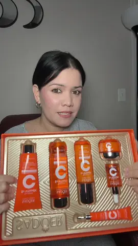Línea SADOER 5X Vitamin C – Skin Active Whitening & Brightening Esta línea está formulada con vitamina C concentrada y extractos antioxidantes. Su objetivo principal es iluminar la piel, unificar el tono, reducir manchas y aportar firmeza. ⸻ 1. Face Cleanser (Limpiador facial) 🧴 Qué hace: Limpia profundamente la piel, eliminando impurezas, grasa y residuos de maquillaje. ✨ Beneficios: 	•	Ilumina la piel apagada. 	•	Ayuda a controlar el exceso de grasa. 	•	Deja la piel suave y lista para los siguientes pasos. ⸻ 2. Face Toner (Tónico facial) 💧 Qué hace: Equilibra el pH después de la limpieza y prepara la piel para absorber mejor los activos. ✨ Beneficios: 	•	Refresca e hidrata. 	•	Cierra ligeramente los poros. 	•	Potencia el efecto del sérum o la crema. ⸻ 3. Face Lotion (Loción facial / Emulsión ligera) 🧴 Qué hace: Aporta hidratación ligera y nutrientes a la piel. ✨ Beneficios: 	•	Mejora la elasticidad. 	•	Da un brillo saludable. 	•	Ideal para usar antes de la crema más densa. ⸻ 4. Face Serum (Suero facial) 💧 Qué hace: Contiene la concentración más alta de vitamina C del set. ✨ Beneficios: 	•	Reduce manchas oscuras y marcas de acné. 	•	Estimula la producción de colágeno. 	•	Da luminosidad y aspecto más joven. ⸻ 5. Face Cream (Crema facial) 🧴 Qué hace: Hidrata profundamente y sella los nutrientes. ✨ Beneficios: 	•	Mejora la textura de la piel. 	•	Previene la oxidación y el envejecimiento prematuro. 	•	Unifica el tono. ⸻ 6. Eye Cream (Crema de ojos) 👁️ Qué hace: Cuida el contorno de ojos, una zona más delicada. ✨ Beneficios: 	•	Reduce ojeras y bolsas. 	•	Aporta luminosidad y firmeza. 	•	Hidrata sin dejar grasa. ⸻ 🌞 Cómo usar el set (rutina sugerida) 	1.	Mañana y noche: 1️⃣ Limpiador 2️⃣ Tónico 3️⃣ Suero 4️⃣ Loción o crema 5️⃣ Crema de ojos 	2.	De día: no olvides aplicar protector solar después, ya que la vitamina C puede volver la piel más sensible al sol. #tiktokshopcreatorpicks #TiktokShopCyberMonday #TiktokShopFallDealsForYou #TiktokShopBlackFriday #skincare 