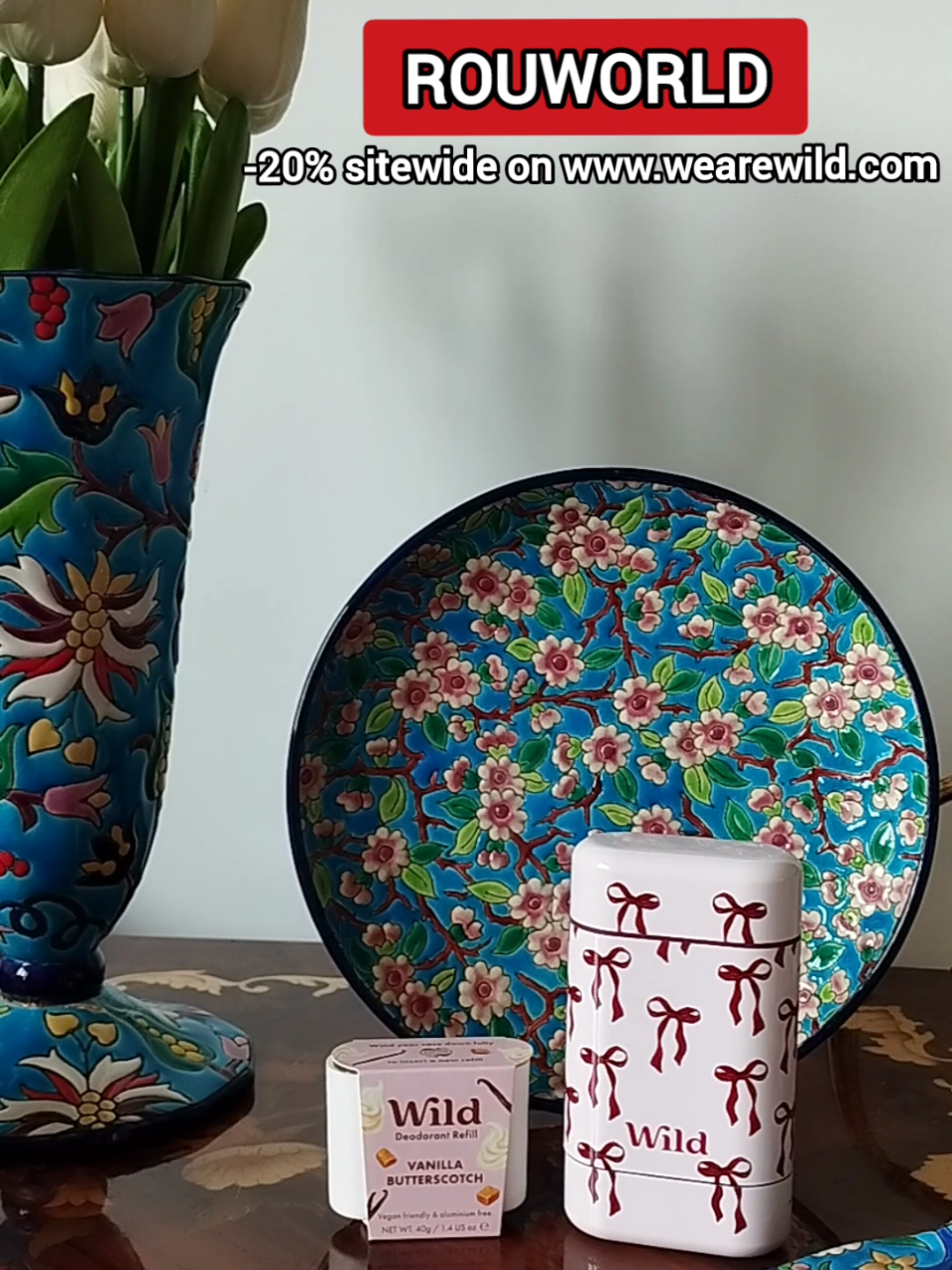 ✨ Wild Refill – Collection de fêtes ✨ {Collaboration commerciale – Produits offerts} Je suis trop heureuse de vous montrer la nouvelle collection de fêtes signée @Wild Refill  🎁 L'étui est magnifique avec ses rubans rouges❤️ Et la nouveauté qui m’a complètement fait craquer : la recharge Vanille Caramel 🤍 L’odeur est juste incroyable🥰 Le caramel est doux et enveloppant, parfaitement équilibré avec les notes chaudes de vanille 🍮 C’est le genre de senteur réconfortante qui met directement dans l’ambiance cocooning des fêtes 🎄 Franchement, cette édition est un petit banger 😍 ✨ Profitez de -20 % sur le site avec mon code ROUWORLD✨ Vous aussi vous craquez pour les éditions de Noël ?   #wildrefill  #wilddeodrant  #rouworld #christmas #cleanbeauty 