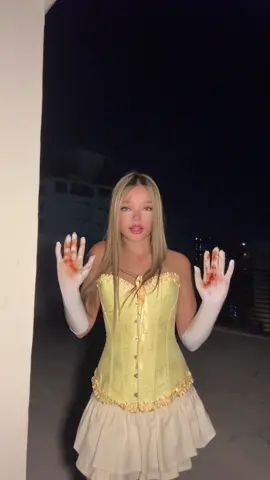 Quien más es fan de #chicaspesadas como nosotros!?  Recreamos un disfraz de Bella pero un poco tenebrosa 🩸 #halloweenmakeup #corsetvictoriano #viraltiktok 