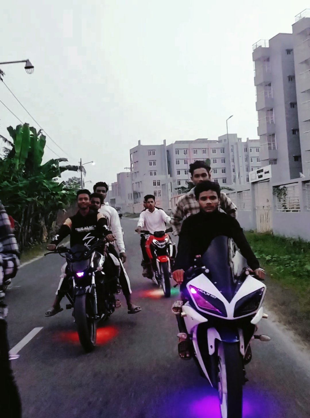 উড়ে বেড়ানোর বয়সে খাঁচায় বন্দী হয়ে আছি _💔😅🐎