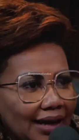 “O amigo de alma não precisa estar presente, ele é presente. Tem gente que está do seu lado, mas não é presente.” Essa frase nos faz refletir sobre o verdadeiro valor das conexões humanas e o que realmente significa ter alguém por perto. A presença física nem sempre é sinônimo de companhia verdadeira — há pessoas que, mesmo longe, permanecem dentro de nós com força e afeto, enquanto outras, mesmo ao nosso lado, parecem ausentes, desconectadas da alma e do coração. Um amigo de alma é aquele que compreende o silêncio, que sente quando algo não está bem, mesmo sem que você diga nada. Ele não precisa estar o tempo todo presente para demonstrar carinho, porque a ligação vai além da rotina. É uma conexão espiritual, feita de empatia, respeito e reciprocidade. A distância não enfraquece esse tipo de amizade, ela apenas prova que o amor genuíno não depende da presença física, mas da presença emocional. Por outro lado, há pessoas que dividem o mesmo espaço, mas não compartilham o mesmo sentimento. Estão ali apenas por conveniência, sem profundidade, sem entrega, sem verdade. E a vida é muito curta para nos cercarmos de presenças vazias. Por isso, valorize os amigos de alma — aqueles que te levantam quando tudo parece difícil, que vibram pelas suas conquistas e que, mesmo em silêncio, te fazem sentir acompanhado. Porque amizade não se mede pela frequência dos encontros, mas pela intensidade do vínculo. Créditos: @isabeldejesusof #amizadeverdadeira #reflexão #valoreshumanos 