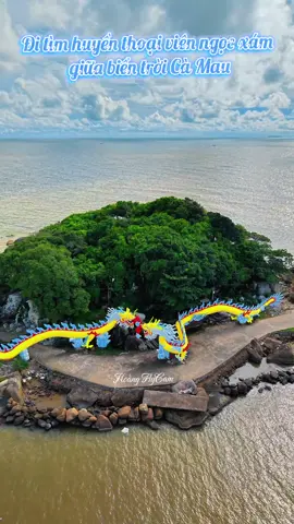 Hòn Đá Bạc là cụm đảo 3 Hòn Chính (Hòn Đá Bạc, Hòn Đá Lẻ và Hòn Ông Ngộ) nằm ở xã Khánh Bình Tây, huyện Trần Văn Thời, tỉnh Cà Mau, cách trung tâm thành phố khoảng 50 km. Nơi đây nổi tiếng với cảnh quan thiên nhiên hoang sơ, những tảng đá granit kỳ thú và không khí yên bình giữa biển trời vịnh Thái Lan. Hòn Đá Bạc còn là di tích lịch sử cấp quốc gia, gắn liền với chiến công Kế hoạch CM12 năm 1984. Ngoài giá trị lịch sử, nơi đây còn có các điểm tâm linh như miếu Bà Chúa Xứ, miếu Cá Ông và cây cầu dài nối liền đất liền – đảo. Với vẻ đẹp vừa huyền bí vừa thơ mộng, Hòn Đá Bạc là điểm đến lý tưởng cho du khách muốn tìm về sự bình yên của đất Mũi.#flycamcamau #camau #69camau #camauquetoi #hondabaccamau 