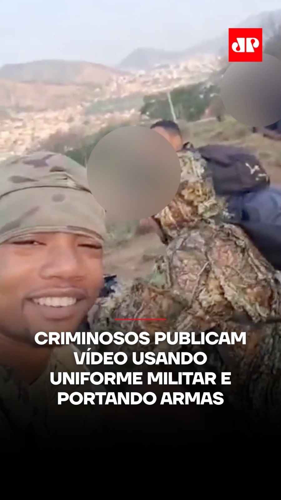 A megaoperação policial realizada no Rio de Janeiro contra o Comando Vermelho resultou no maior número de mortes em uma única ação na história do estado, com um total de 119 óbitos confirmados (incluindo 4 policiais e 115 suspeitos). Em um vídeo que circula nas redes sociais, criminosos são flagrados usando uniforme militar e portando armas de fogo de grande porte. Na gravação feita pelos próprios membros da facção, os homens estão em cima de um morro, deitados no chão, supostamente em posição de ataque. 🎥 Reprodução: redes sociais 📺 Confira na JP News e Panflix #JovemPanNews #RJ #CV #Operação #CrimeOrganizado