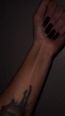 ✨Loțiunea are o textură cremoasă, tip emulsie, se absoarbe rapid, hidratează și oferă un luciu subtil. ✨Este loțiunea ideală pentru a-ți îngriji și înfrumuseța pielea – o ușoară nuanță bronzată, hidratare intensă și strălucire delicată. #glow #GlowUp #shine 