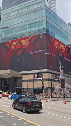 Реклама праздничной кампании Calvin Klein от Jungkook теперь выставлена в Малайзии 🇲🇾 #JUNGKOOKXCALVINKLEIN 🔗 αѕтнα 𝜗᭪ (@jeonpopster)         ВАУ!! Огромная реклама Чонгука на экране для его новой кампании @CalvinKlein, расположенная в Итэвоне 🇰🇷 #JUNGKOOKxCALVINKLEIN  #JungkookForCalvinKlein 🔗 JK DAILYʲᵏ (@Daily_JKUpdate) Реклама Calvin Klein от Jungkook появляла в одном из китайских магазинов 😍 #JUNGKOOKXCALVINKLEIN 🔗 imene⁷ ℘ (@jeonprotector)