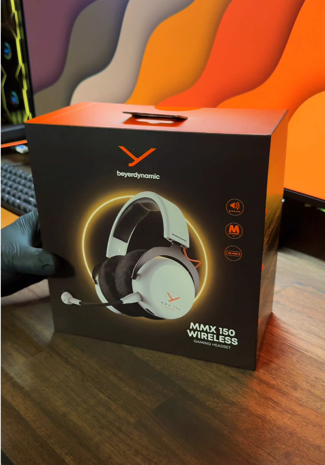 MMX 150 wireless from @beyerdynamic and wow they are so comfortable! I really like the clean look of them and are super happy with the sound quality!  Link in bio! 🫶🏼 #beyerdynamic #mmx150 #gamingheadset #setupinspiration #desksetup 