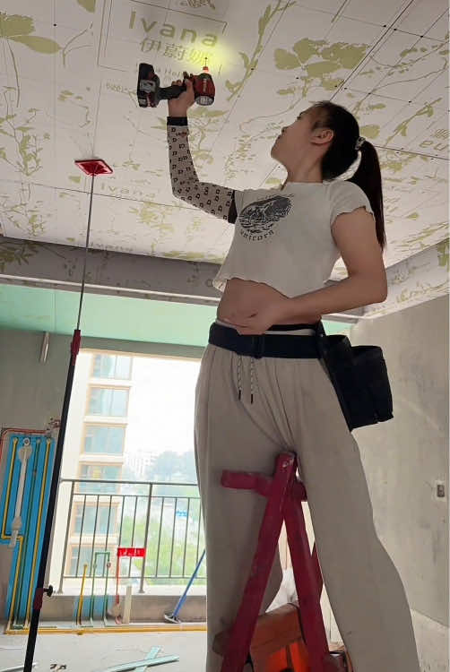 I have been working in the construction industry for more than 10 years.#carpentry #Gypsum board#Female construction worker#fyp 