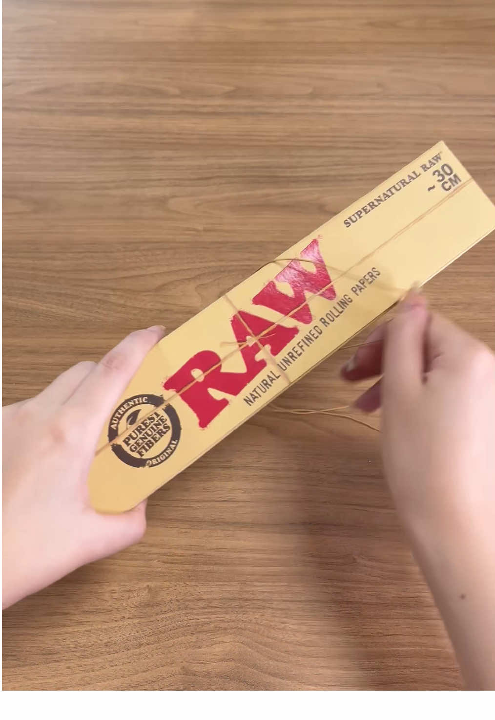 A RAW Classic Supernatural tem 30 cm de pura autenticidade, feita com fibras naturais e produção ecológica — o tipo de produto que para a vitrine e desperta olhares. Qualidade RAW, tamanho lendário e giro certo na sua loja. 💼 📲 Chama a gente no Zap: (24) 9740-17182 ✅ Já disponível em nosso catálogo #fyp #asmr #unboxing #papelaria #atacado