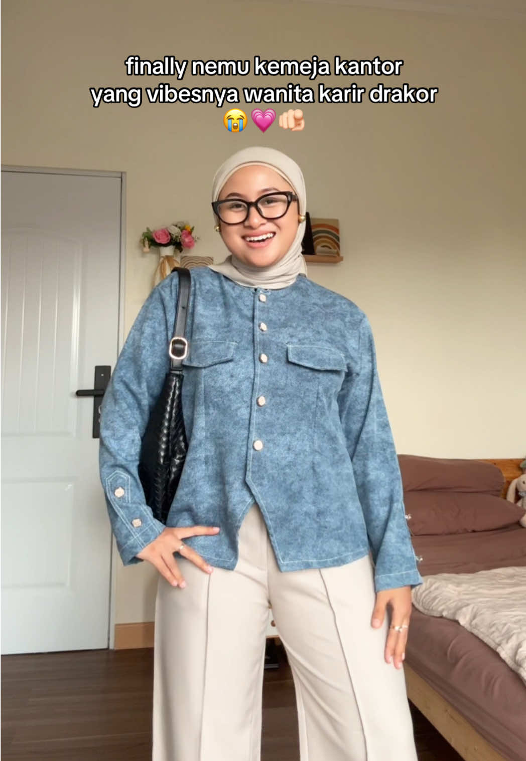 love bgt dipake bawahan apa aja tetep cakeupp😭💗 #kemeja #kemejawanita #atasanwanita #ootdhijab #ootdkantor 