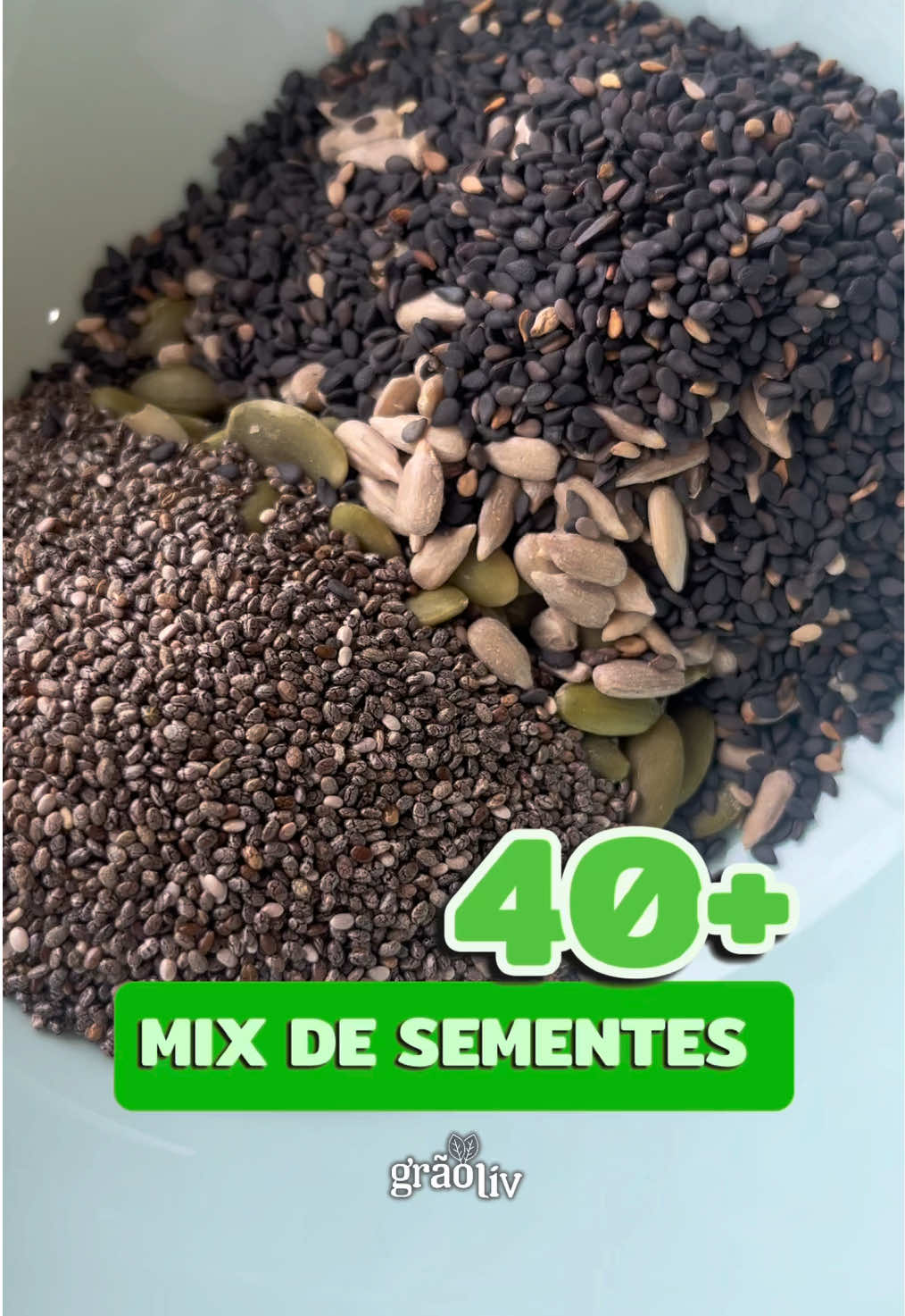 Mulheres 40+, esse mix é pra vocês! 🌻 Abóbora, chia, girassol e gergelim preto: um combo de fibras, gorduras boas e fito-hormônios naturais. E se quiser potencializar, adicione linhaça dourada: o plus que faz toda diferença ✨ #sementes #climatério #menopausa #cuidadonatural #graoliv  
