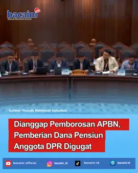 Mahkamah Konstitusi menyidangkan gugatan pemberian dana pensiun kepada anggota DPR yang diajukan dua dosen dan lima mahasiswa dari Fakultas Hukum Universitas Islam Indonesia (UII). Sidang perdana yang digelar MK pada Senin, 27 Oktober 2025, menghadirkan para pemohon. Mereka adalah Ahmad Sadzali dan Anang Zubaidy, keduanya Dosen Fakultas Hukum Universitas Islam Indonesia, serta mahasiswa Fakultas Hukum Universitas Islam Indonesia; Muhammad Farhan Kamase, Alvin Daun, Zidan Patra Yudistira, Rayhan Madani, dan Muhammad Fajar Rizki. Baca selengkapnya di https://bacaini.id/dianggap-pemborosan-apbn-pemberian-dana-pensiun-anggota-dpr-digugat/  ---------- #bacaini #umm #mahkamahkonstitusi #dpr #hukum  ----------  Punya informasi menarik lainnya disekitarmu? Atau keluhan atas fasilitas maupun layanan publik, tag bacaini.id untuk repost.