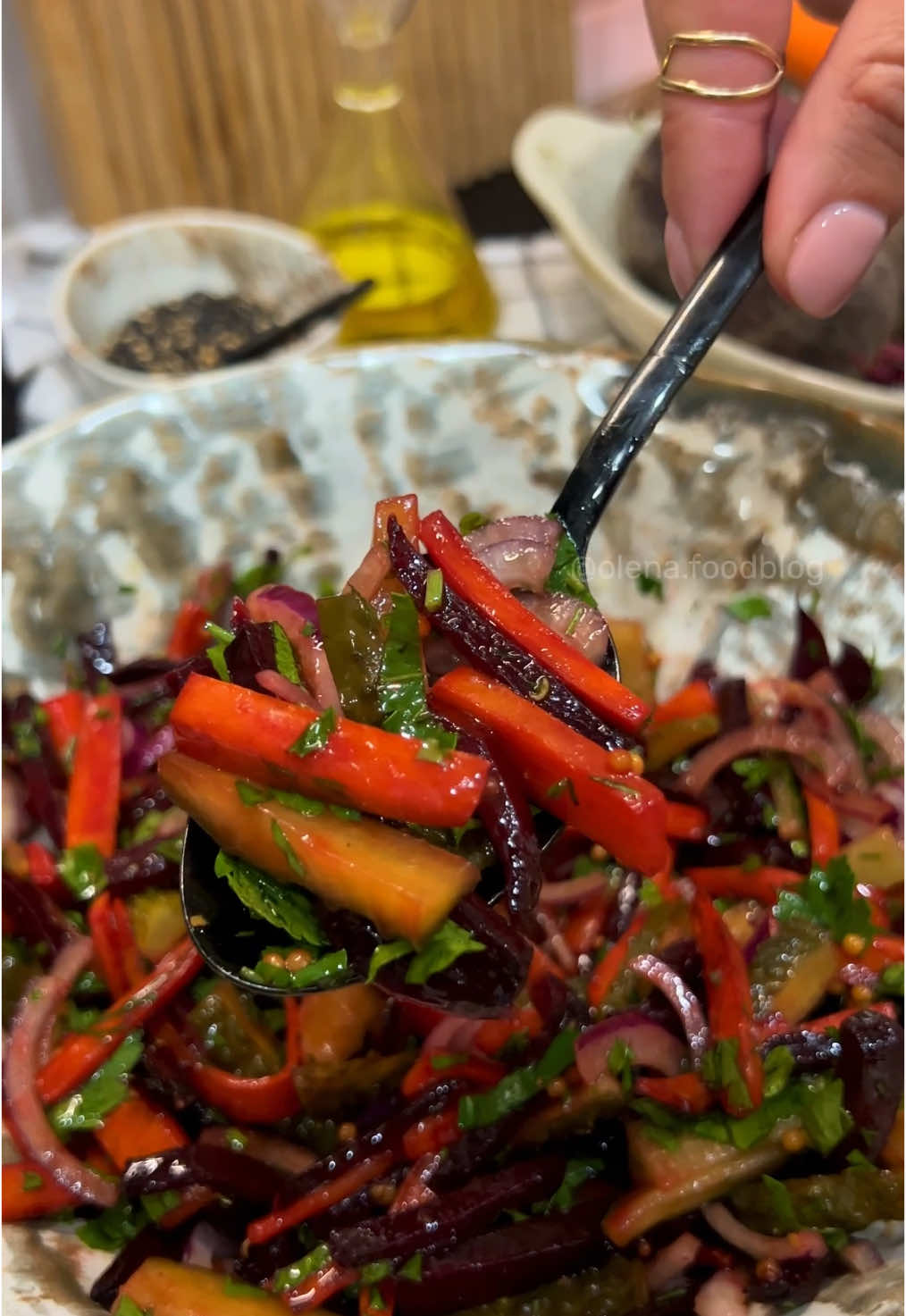 🍁Теплий осінній салат з гірчичною заправкою✨ Простий та корисний, без відварювання овочів🤌🏼 Всі продукти купила в @silpo.ukraine 🧡 Інгредієнти (2–3 порції): 	•	Буряк - 2 середні 	•	Морква - 1 велика 	•	Синя цибуля - 1 шт 	•	Оливкова олія - 3–4 ст. ложки 	•	Гірчиця в зернах - 1 ч. ложка 	•	Бальзамічний оцет - 1 ст. ложка 	•	Солоні огірки - 2 шт. 	•	Свіжа зелень, горіхи - за бажанням ⸻ Приготування: 	1.	На великій пательні розігрій оливкову олію, підсмаж моркву та буряк приблизно 10-15 хвилин, овочі мають стати м’якими. 	2.	Для заправки змішай оливкову олію, гірчицю, оцет. Добре збий виделкою. 	3.	Переклади теплі овочі в миску, додай цибулю, зелень та нарізані солоні огірки, полий заправкою й перемішай. Смачного🫶🏼 #рецепти #смачнірецепти #салат #вечеря #обід 