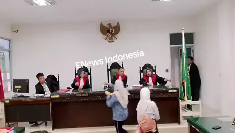 ENEWS, BONE •• Arfan Rahman alias Appang, terdakwa dalam kasus pemerasan, menjalani sidang perdana di Pengadilan Negeri Watampone, Kabupaten Bone, yang dipimpin oleh Hakim Ketua Ahmad Syarif SH MH, pada Senin, 27 Oktober 2025. Dalam sidang tersebut, lima saksi turut dihadirkan, termasuk para korban, yaitu Syamsuddin, Arman Rahim, Sri Fardilla, Zulkarnain, dan Sri Dewi Rostari. Selama persidangan, barang bukti berupa uang tunai sejumlah Rp11 juta yang dimasukkan ke dalam amplop coklat ditampilkan. Uang tersebut merupakan hasil pemerasan yang dilakukan oleh Arfan Rahman, yang sebelumnya telah dikembalikan oleh terdakwa saat proses BAP di Polres Bone. 