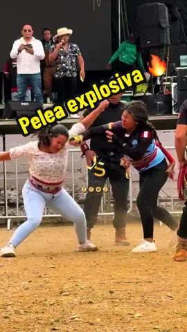 Sumilda torres demostrando su nivel de pelea 👊contra aficionada del Takanakuy 🔥👏Abancay, Perú 🇵🇪 2025#takanakuy #tinkus #funny #fyp #tbt 