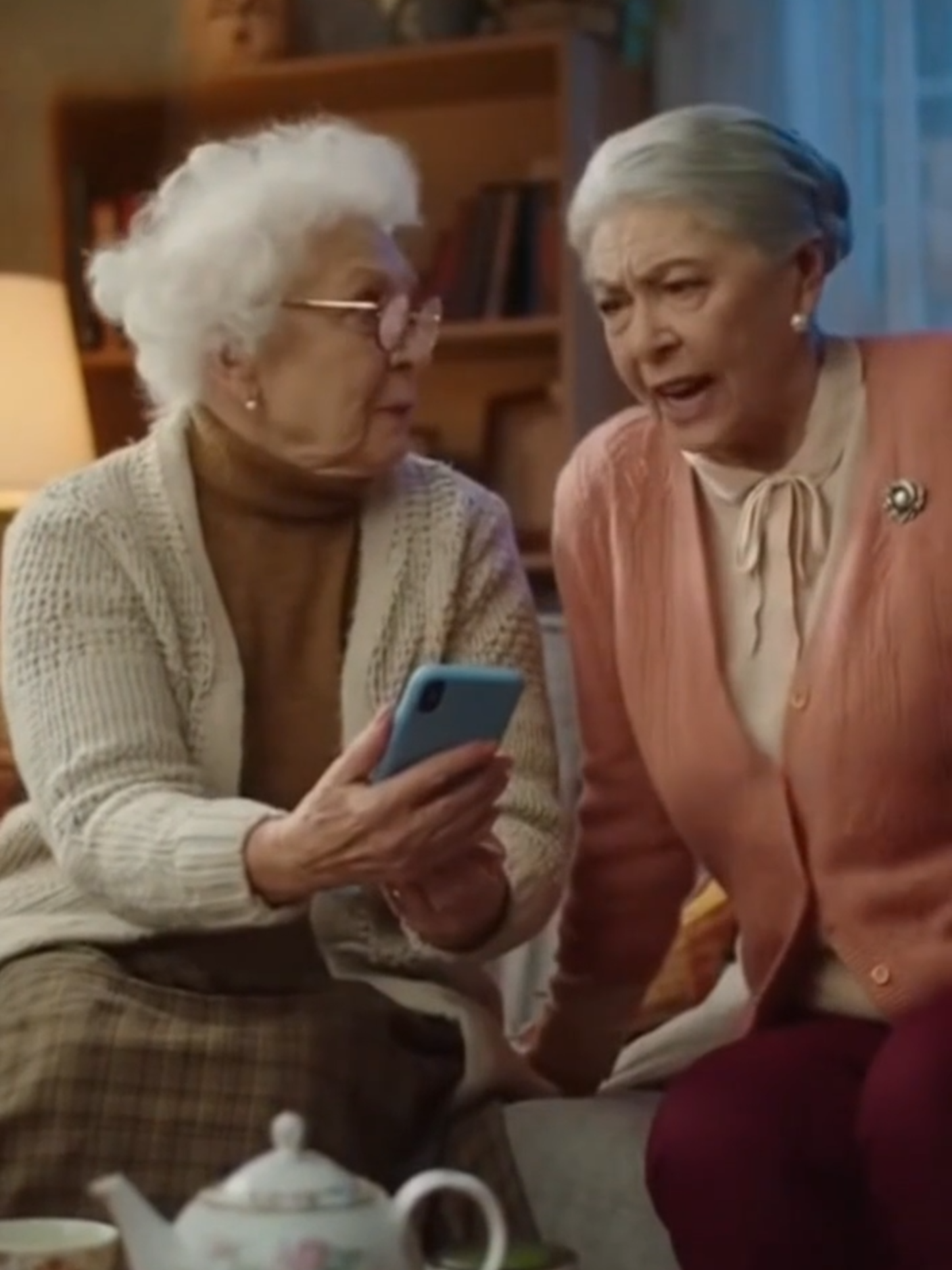 ❤️ „Emoji zamiast kwiatów?!” – babcie w szoku 😂 💃 „Za naszych czasów był akordeon!” 👵 Randki online według babć 😅 Miłość w XXI wieku oczami dwóch babć 💕 Zosia i Janina nie mogą zrozumieć, jak można się zakochać przez wideorozmowę! 😂 „Kiedyś były tańce, kwiaty i akordeon – a dziś emoji!” Ciepła, zabawna rozmowa o tym, że technologia nie zastąpi emocji 💫 LEGAL DISCLAIMER: Film humorystyczny — fikcyjna scenka inspirowana codziennym życiem. This is a fictional comedy skit for entertainment only. #babcie #miłość #randki #komedia #tiktokpl