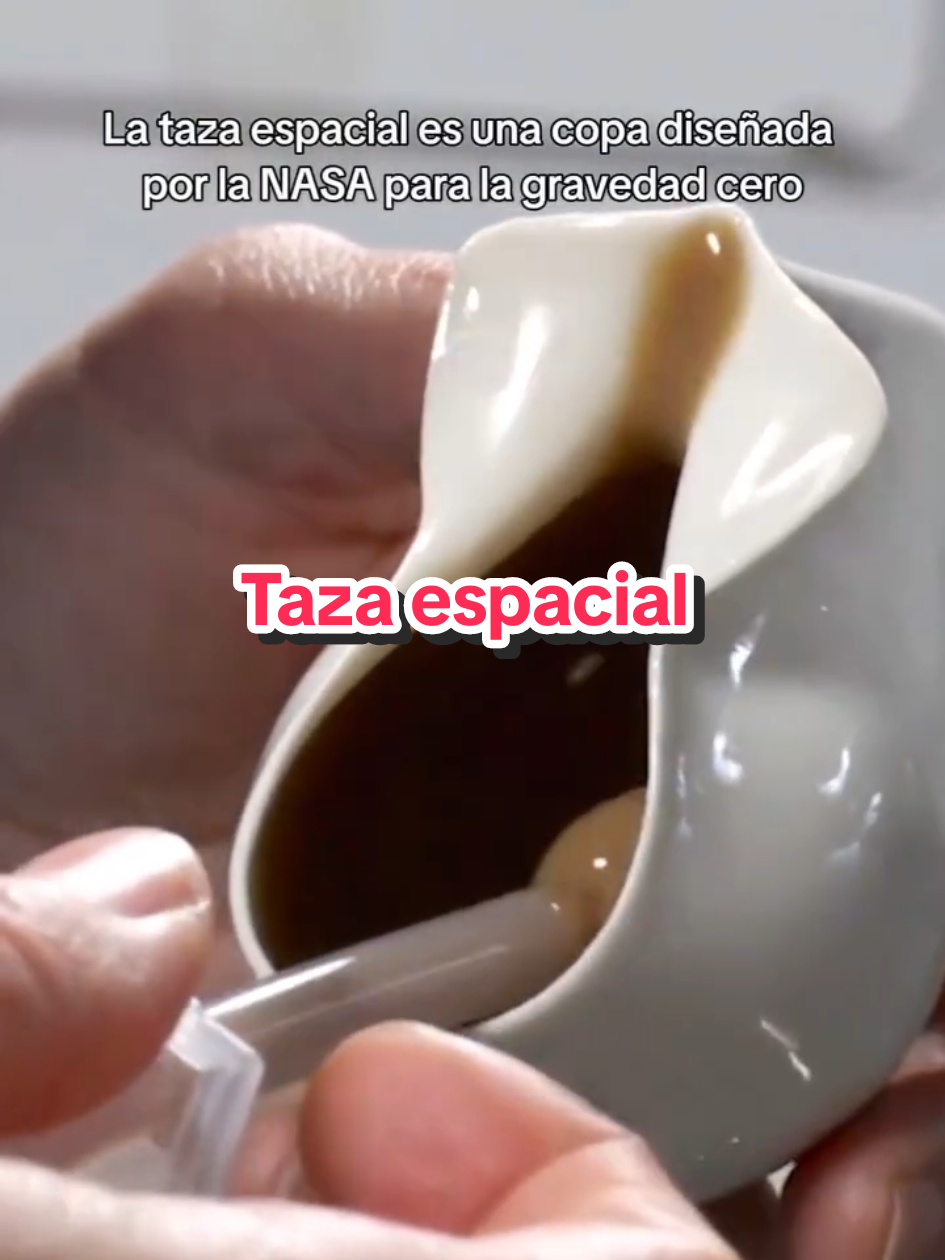 La NASA ha diseñado esta taza antigravedad. En el espacio, los líquidos no se comportan de la misma manera que en la Tierra. Cuando no hay gravedad, los líquidos no caen hacia abajo, sino que flotan en el aire. Por eso, los astronautas suelen beber líquidos con forma de una esfera (es como comer una bolita de líquido que flota). Gracias a esta taza, se soluciona este problema. 
 La taza utiliza algo llamado 