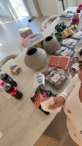 מנגל לחברים כל זה 1594 שקל מה נכנס פה