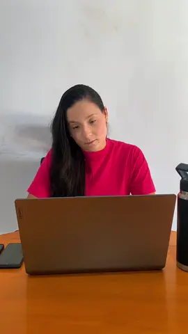 💻 Entre e-mails, reuniões e prazos…  meu segredo para aguentar o ritmo do dia a dia tá nesse copo 💕 Um gole e o foco vem, o corpo acorda e o dia simplesmente flui. ☀️ #ckey #metaborosabelga #combosk #sekey #rosabelga 