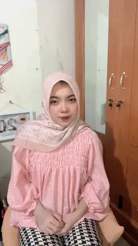 yang mau samaan baju dm aja (bisik”)😽