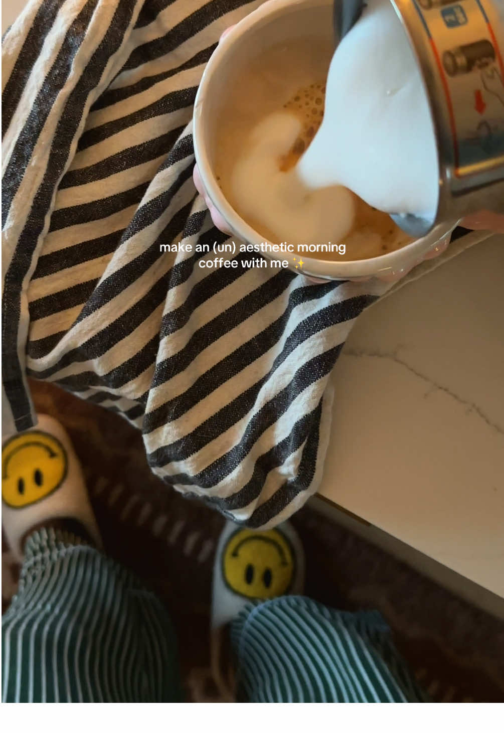 Dark cozy mornings over here ✨🌙❄️ Lots of lamps around the house for my morning coffee, a must because it ends up staying dark until 8:30/9am when winter fully swings in #northernalberta #morningroutine #coffeetime #morningcoffee #cozyathome 