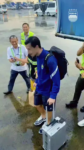 pemain Persib sudah tiba di Bali.. siap tri poin 🔥💙 #persib #elianoreijnders 